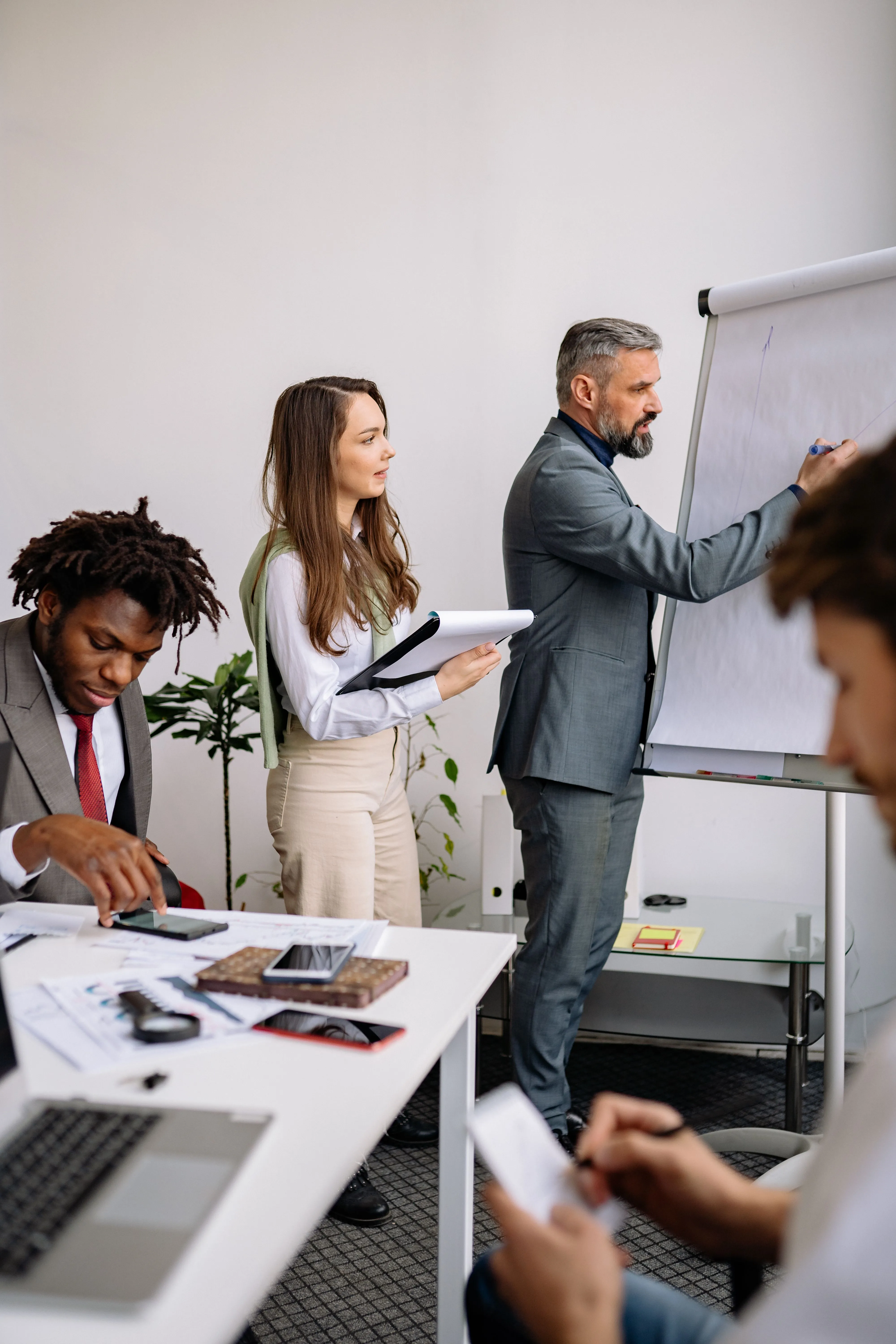 Equipo profesional trabajando en la planificación y estructuración de un proyecto empresarial.