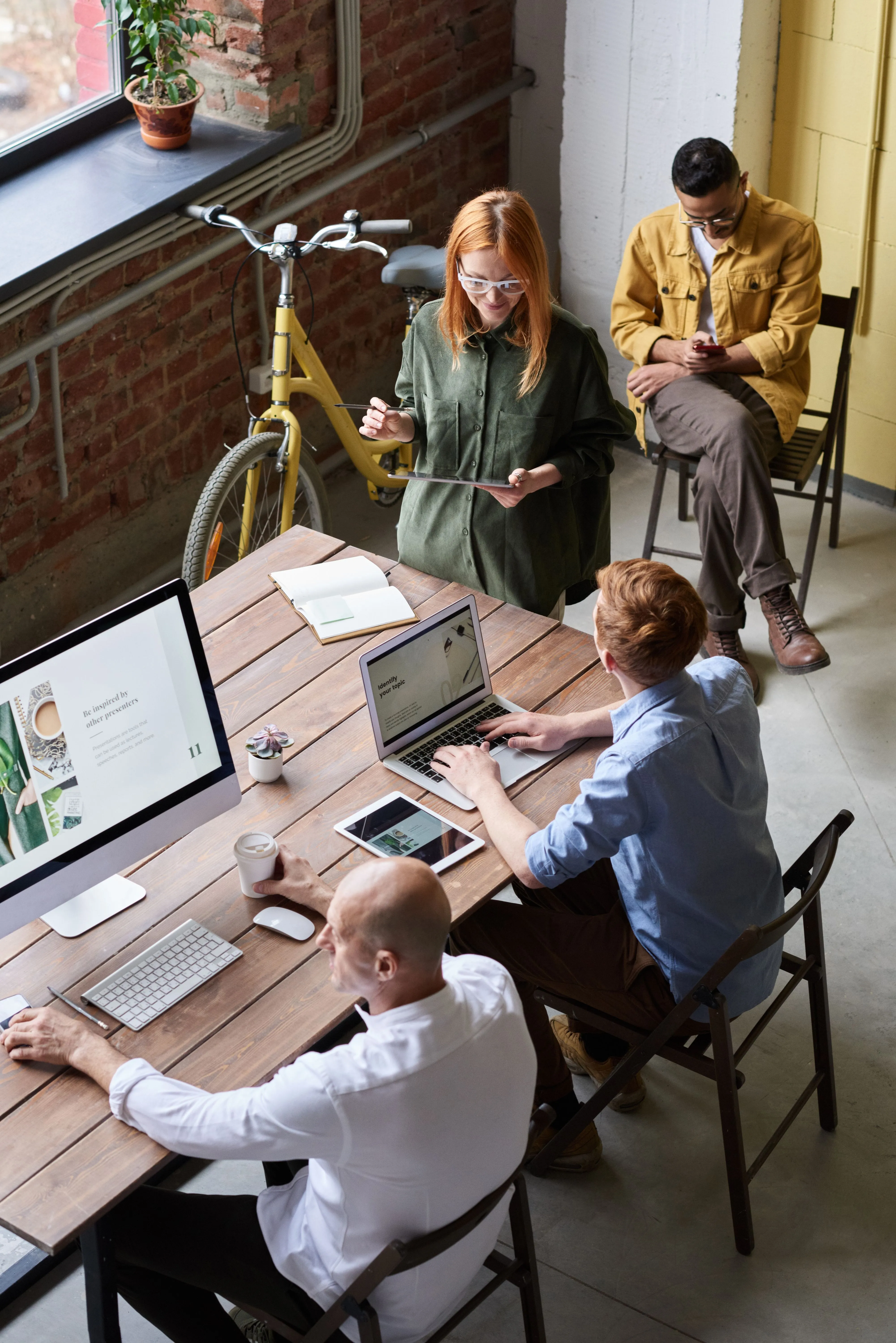 Equipo profesional trabajando con diferentes dispositivos y recursos digitales en un entorno empresarial.