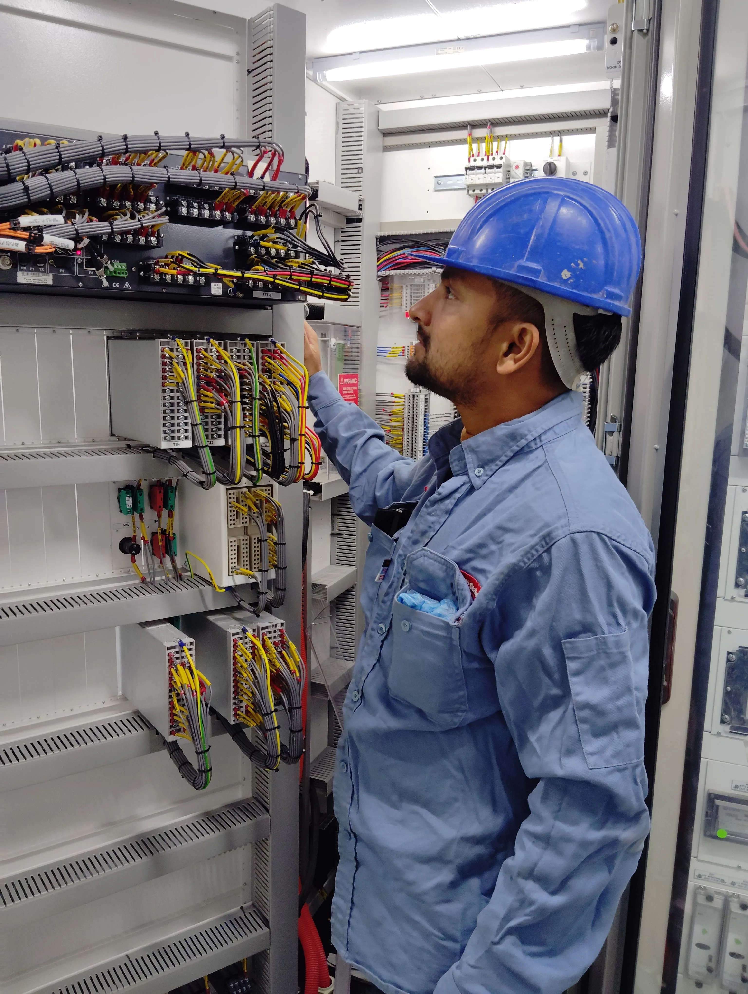 Profesional trabajando en la instalación e integración de infraestructura y sistemas técnicos.